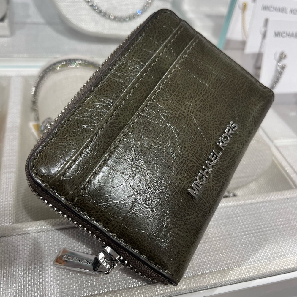 MICHAEL KORS Jet Set Medium Distressed Zip Around Card Case
Olive
NWT - Picture 8 of 16